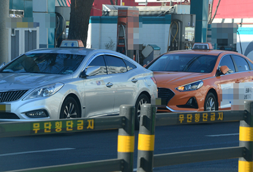용산구 서부역 인근 유턴 구역. 불법 주정차 된 택시들이 차량 흐름을 방해하고 있다.