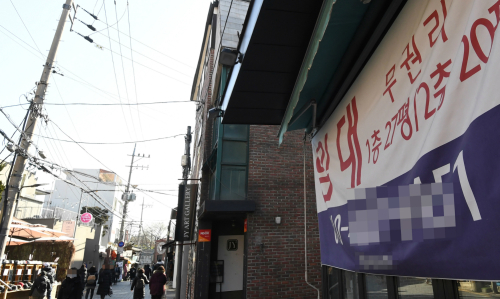 폐업 점포 속출 지난해 폐업 등으로 인해 30∼40대 도소매업 취업자가 크게 줄어든 가운데 27일 서울 종로구 삼청동 한 건물 앞에 가게 임대를 안내하는 플래카드가 내걸려 있다. 이제원 기자