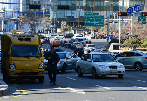 지난 26일 마포구 공덕역 인근 유턴 구역. 지하철 출입구 인근 차도에는 불법 주정차 된 차들이 차량 흐름을 방해하고 있다.