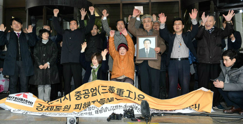 지난해 11월 29일 서울 서초구 대법원 대법정 앞에서 일제 강제징용 피해자 및 가족들이 미쓰비시 중공업 상대로 낸 손해배상청구 청구소송 상고심에서 승소한 뒤 기자회견을 하며 만세를 외치고 있다. 세계일보 자료사진