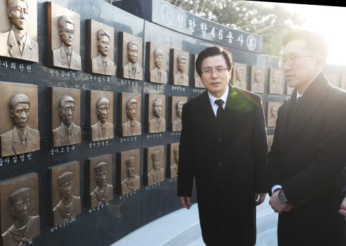 자유한국당 당대표 출마를 선언한 황교안 전 국무총리가 30일 오전 경기도 평택시 해군2함대를 방문해 천안함 용사 추모비에 헌화한 후 설명을 듣고 있다.