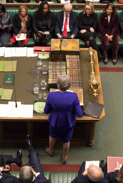 테리사 메이(가운데) 영국 총리가 30일(현지시간) 하원에서 열린 ``총리 질의응답``(Prime Minister``s Questions·PMQ)에 출석해 제러미 코빈(윗줄 오른쪽 3번째) 대표 등 노동당 의원들 앞에서 발언하고 있다. 브렉시트(Brexit) 재협상을 선언한 메이 총리는 이 자리에서 코빈 대표가 `노 딜`(no deal) 브렉시트를 배제해야 한다고 지적하자 유럽연합(EU) 역시 합의를 원하지만 여전히 `노 딜` 가능성을 배제할 수는 없다고 밝혔다.