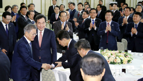 문재인 대통령이 8일 청와대 영빈관에서 열린 전국 기초단체장 초청 오찬 간담회에 입장하며 참석자와 악수하고 있다. 문 대통령 오른쪽은 이낙연 국무총리.연합뉴스