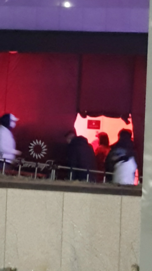 지난 8일 오전 1시쯤 서울 강남구에 있는 클럽 '버닝썬'에 입장하는 젊은 남녀와 이를 지켜보는 종업원들의 모습.