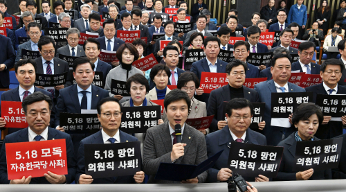 손 팻말 시위 더불어민주당 홍영표 원내대표(맨 앞줄 왼쪽 두 번째)와 의원들이 11일 국회에서 열린 의원총회에서 손팻말을 들고 자유한국당 의원들의 5·18 민주화운동 망언을 규탄하고 관련 의원들의 사퇴를 촉구하고 있다. 허정호 선임기자