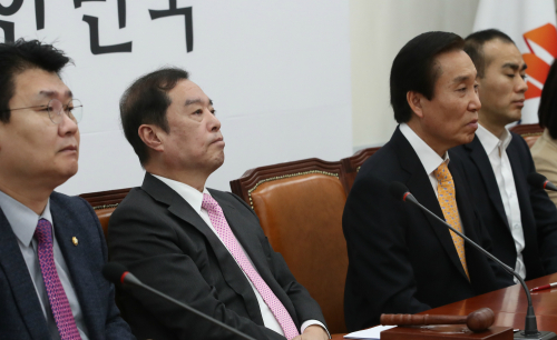 자유한국당 김병준 비대위원장(왼쪽 두번째)이 14일 오전 국회에서 열린 비상대책위원회에서 굳은 표정으로 참석해 있다.