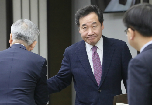 이낙연 국무총리가 14일 오전 정부세종청사에서 열린 국정현안점검조정회의에 입장하며 참석자들과 악수하고 있다.