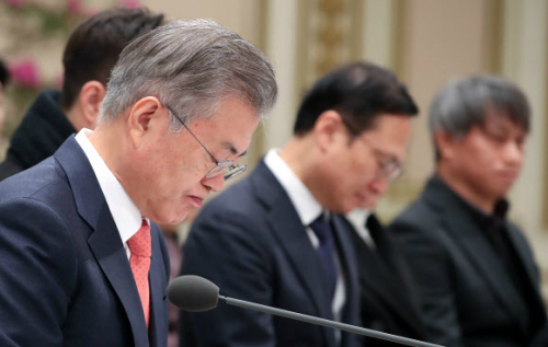 문재인 대통령과 홍종학 중소벤처기업부 장관이 14일 오전 청와대 영빈관에서 열린 자영업·소상공인과 대화에서 한 자영업자의 질문을 받은 뒤 고민스러운 표정을 짓고 있다. 이날 만남은 중소·벤처기업, 대·중견기업, 혁신벤처기업에 이은 경제계와의 4번째 소통자리로 소상공인연합회 등 36개 관련 단체와 자영업자 등 총 160여 명이 참석했다. 연합뉴스