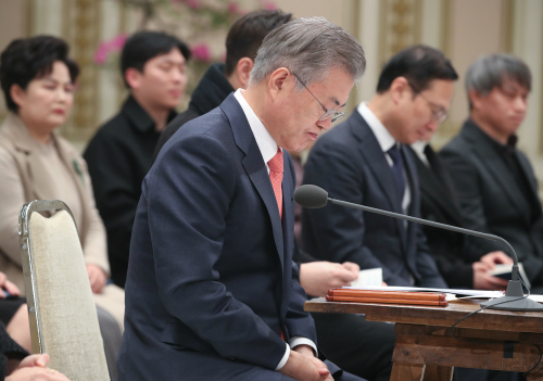 문재인 대통령이 한 자영업자의 질문을 받은 뒤 고민스러운 표정을 짓고 있다.