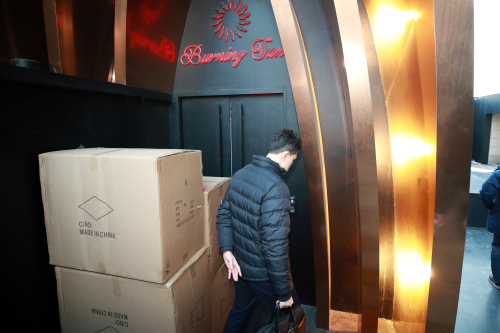 지난 14일 오후 서울 강남구 유명 클럽 버닝썬을 압수수색한 서울경찰청의 한 관계자가 디지털 포렌식 장비 등을 들고 클럽에 들어가고 있다. 연합뉴스