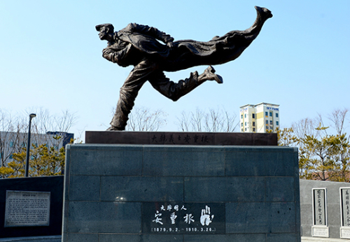 의정부역 앞 근린공원에 설치된 안중근 의사 동상은 2.5ｍ 높이의 청동으로 제작됐으며 안 의사가 이토 히로부미를 저격하고자 달려가면서 품 안에서 총을 꺼내는 형상이다.