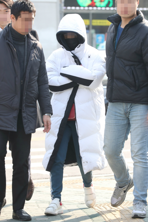 서울 강남 소재 클럽 '버닝썬'에 마약을 공급했다는 의혹을 받고있는 중국인 여성 직원 '애나'(가명·가운데)가 지난 16일 오전 서울 동대문구 서울지방경찰청 마약수사대 조사실로 이동하고 있다. 연합뉴스