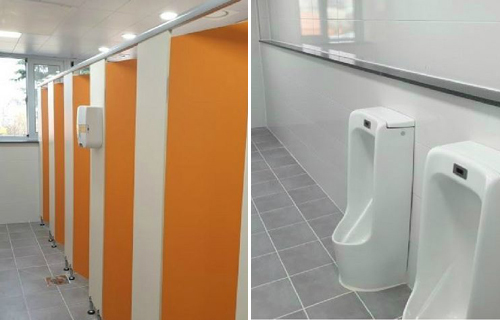 한 신축학교에서 공간이 빽빽한 여자화장실과 공간이 여유로운 남자화장실의 모습이 대조적이다.온라인 커뮤니티 캡처