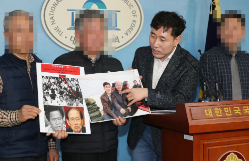 하태경 바른미래당 최고위원(왼쪽에서 세번째)이 지난 17일 국회 정론관에서 준비한 자료를 보여주며 극우논객 지만원씨의 5.18 관련 북한군 개입 주장이 허위라고 지적하고 있다. 연합뉴스