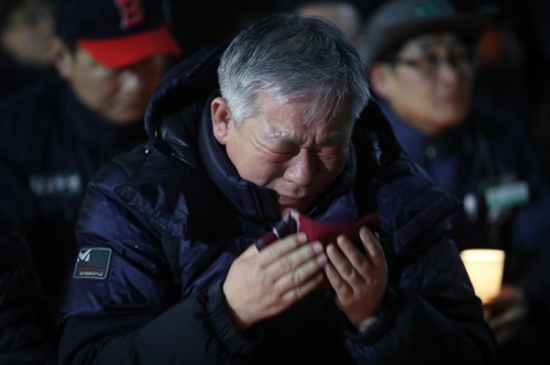 최형호 5·18민주화운동 부상자회 서울지부장이 지난 14일 서울 영등포구 자유한국당사 앞에서 열린 `5·18 망언 비호하는 자유한국당 해체 촛불문화제`에서 눈물을 닦고 있다. 뉴시스