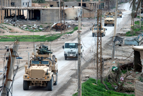 17일(현지시간) 극단주의 무장세력 이슬람국가(IS)의 마지막 점령지인 시리아 동부 바구즈에서 미군 주도 국제동맹군의 차량이 이동하고 있다. AFP연합뉴스