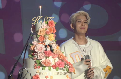 2017년 생일을 맞아 팬들과 생일파티 중인 강성훈.