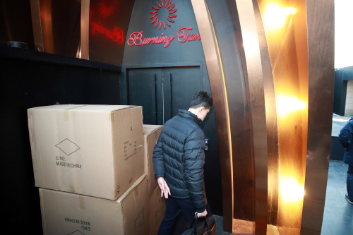 지난 14일 서울 강남구 유명 클럽 ‘버닝썬’을 압수수색한 서울경찰청의 한 관계자가 디지털 포렌식 장비 등을 들고 클럽에 들어가고 있다. 연합뉴스