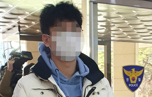 뇌물 공여죄 혐의를 받고 있는 이모씨가 소환 조사를 받기 위해 4일 오전 서울 종로구 서울지방경찰청에 출석하고 있다. 이모씨는 서울 강남 클럽 버닝썬으로부터 돈을 받아 강남경찰서 직원들에게 전달한 역할을 한 것으로 알려진 전직 경찰 강모씨의 직장 부하다.