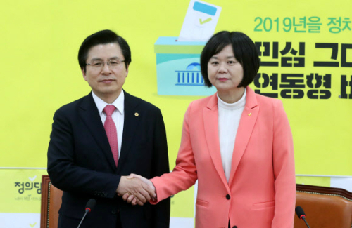 유한국당 황교안 대표가 4일 오전 서울 여의도 국회에서 정의당 이정미 대표를 예방해 악수하고 있다. 뉴시스