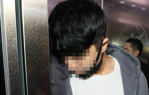 이문호 버닝썬 대표가 4일 오후 서울 종로구 서울지방경찰청에서 강남 유명 클럽 버닝썬의 경찰 유착 의혹과 관련한 조사를 받기 위해 출석해 엘리베이터에 탑승하고 있다.