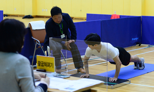 경찰공무원 채용시험 응시자가 체력검사를 받고 있다.사진=연합뉴스