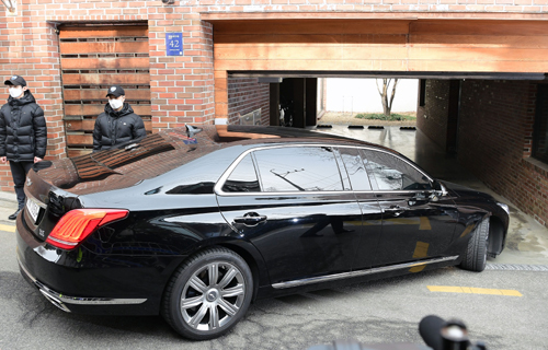 논현동 자택으로 귀가 이명박 전 대통령이 탄 검은색 제네시스가 6일 오후 4시10분쯤 서울 강남구 논현동 자택 주차장으로 들어가고 있다. 서울고법은 이날 이 전 대통령에게 조건부 보석을 허가했다. 이재문 기자