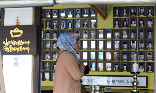 7일 오전 서울 종로구 광화문 광장에 설치된 세월호 천막에서 한 외국인 관광객이 분향하고 있다.사진=뉴시스