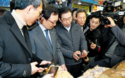 이해찬 더불어민주당 대표와 박원순 서울시장이 지난 5일 서울 관악구 신원시장에서 모바일 직거래 결제 시스템 '제로페이'를 이용해 물건을 구입하고 있다.