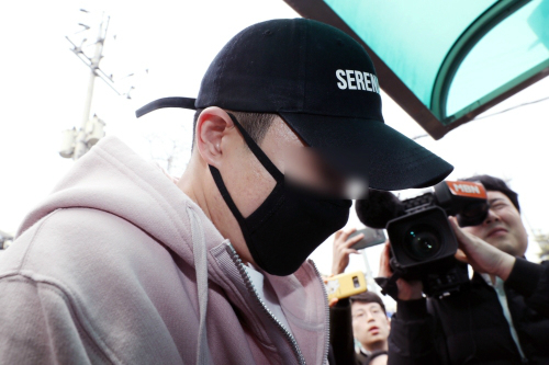 서울 강남 클럽 ‘버닝썬’의 이문호 대표가 지난 5일 서울 동대문구 서울경찰청 광역수사대 마약수사계로 조사를 받으러 들어서고 있다. 뉴시스