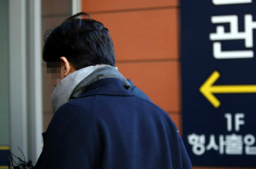 서울 강남의 유명 클럽 ``버닝썬``에서 폭행을 당해 신고했다가 도리어 경찰에 입건되고 폭행당했다고 주장한 김모씨가 지난 2월 1일 오전 성추행과 업무방해 등 혐의 피의자로 경찰 조사를 받기 위해 서울 강남경찰서로 들어서고 있다. 연합뉴스