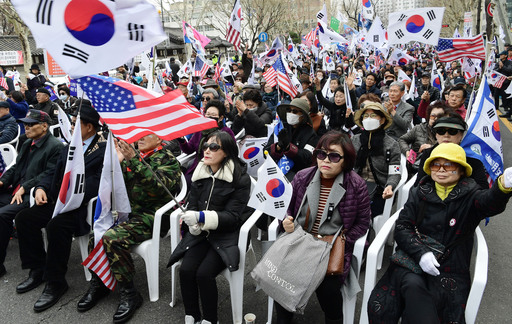 박근혜 전 대통령의 탄핵 2주년인 10일 보수단체 회원들이 서울 안국역 인근 도로에서 태극기와 성조기를 흔들며 박 전 대통령의 탄핵무효 및 석방을 촉구하는 집회를 하고 있다.이재문 기자