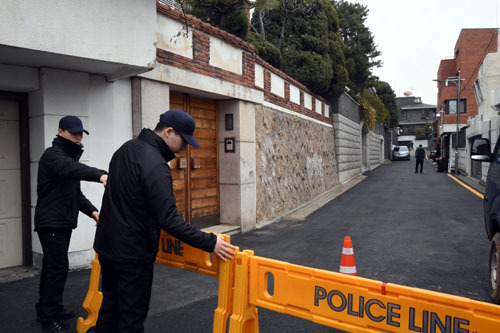 경찰들이 10일 전두환 전 대통령의 서울 연희동 자택 앞에 폴리스라인을 설치하고 있다. 전 전 대통령은 11일 사자에 대한 명예훼손 혐의로 광주 법정에 선다. 서상배 선임기자