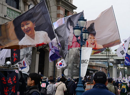 박근혜 전 대통령이 헌법재판소 탄핵심판에서 파면 선고를 받은 지 2년이 되는 날인 10일 오후 서울 용산구 서울역 광장에서 '박근혜 대통령 무죄 석방 1000만 국민운동본부'가 박 전 대통령 석방을 요구하는 집회가 열리고 있다. 김경호 기자
