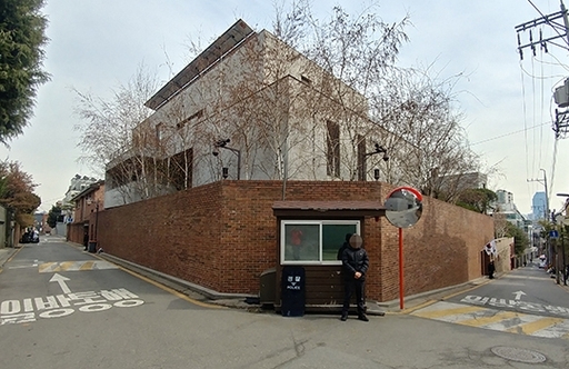 9일 오후 이명박 전 대통령 자택 앞에 경찰이 배치되어 있다. 김경호 기자