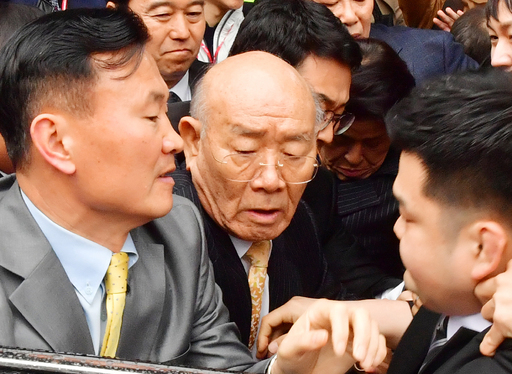 고(故) 조비오 신부 사자명예훼손 혐의 재판을 받고 나온 전두환씨가 대기하고 있는 경호차량에 탑승하고 있다. 뉴시스