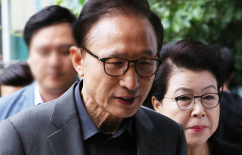 이명박 전 대통령과 부인 김윤옥 여사.