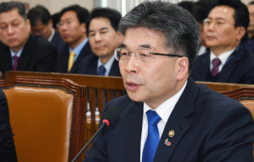 민갑룡 경찰청장이 14일 국회에서 열린 행정안전위원회 전체회의에 출석해 위원들의 질의에 답변하고 있다. 허정호 선임기자