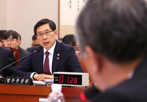 박상기 법무부 장관이 14일 오전 열린 국회 법제사법위원회 전체회의에서 강남 클럽 '버닝썬' 사건에 대한 더불어민주당 조응천 의원의 질의에 답하고 있다.