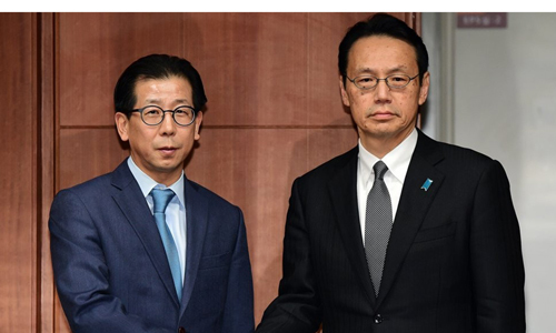 김용길 국장(왼쪽)과 가나스기 국장. 연합뉴스