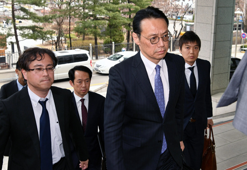 가나스기 겐지 일본 외무성 아시아대양주국장(오른쪽)이 14일 오후 강제징용 배상판결 등을 위한 국장급 협의에 참석하기 위해 서울 종로구 외교부 청사로 들어가고 있다. 남정탁 기자