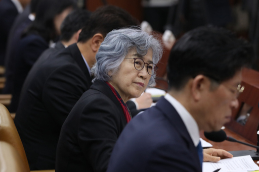 박은정 국민권익위원장이 14일 정부서울청사에서 열린 국정현안점검조정회의에서 최근 불거진 버닝썬 사건 및 연예인 성폭력 등 현안 관련 이낙연 국무총리의 모두발언을 경청하고 있다.