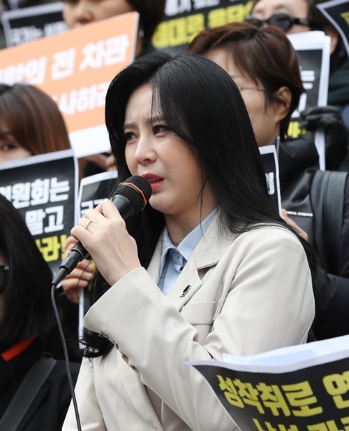 배우 윤지오가 15일 오전 서울 종로구 세종문화회관 계단에서 열린 기자회견에 참석해 고(故) 장자연 사건의 진상규명을 촉구하고 있다. 연합뉴스