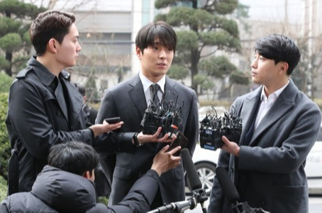 최종훈이 16일 오전 10시 피의자 신분으로 조사를 받기 위해 서울 종로구 서울지방경찰청에 출석하며 취재진의 질문에 답하고 있다. 연합뉴스