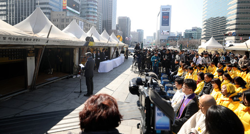 광화문광장 세월호 천막 철거를 하루 앞둔 17일 오전 서울 종로구 광화문광장에서 4.16 세월호 참사 희생자 304명의 영정을 옮기는 이안식이 진행되고 있다. 뉴시스