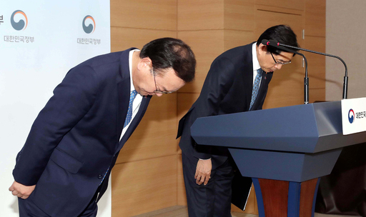 고개 숙인 법무·행안부 장관 박상기 법무부 장관(오른쪽)과 김부겸 행정안전부 장관이 19일 서울 종로구 정부서울청사에서 검찰 과거사위원회 활동 연장과 클럽 ‘버닝썬’ 사건 진상규명 계획에 대해 브리핑한 뒤 고개 숙여 인사하고 있다. 김 장관은 경찰 유착 의혹에 대해 사과했다. 남정탁 기자