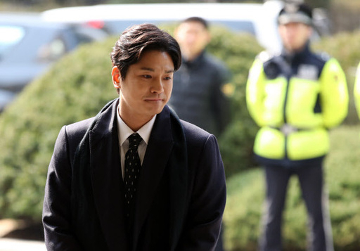 이른바 ''버닝썬 사태''의 발단이 된 김상교씨가 19일 오전 명예훼손 사건의 피고소인 신분으로 서울 종로구 서울지방경찰청에 출석하며 취재진의 질문에 답하고 있다. 연합뉴스