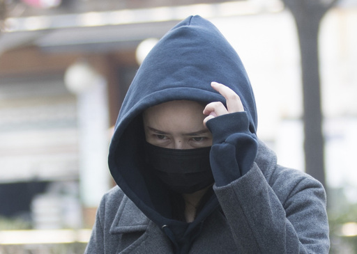 서울 강남 소재 클럽 ‘버닝썬’에서 마약 공급책으로 활동한 의혹이 제기된 중국인 직원 이른바 ‘애나’가 19일 동대문구 서울경찰청 광역수사대 마약수사계에 조사를 받기 위해 출석하고 있다. 뉴시스