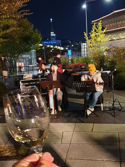 와인 앤 버스커  버스킹 공연