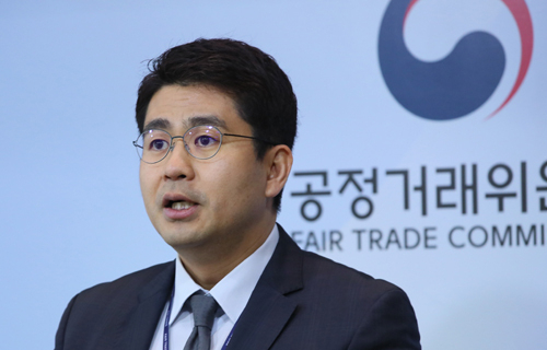 홍정석 공정위 할부거래과장이 12일 세종시 정부세종청사 공정거래위원회에서 각 상조공제조합에서 운영 중인 대체서비스를 '내상조 그대로' 서비스로 통합해 소비자 피해를 막는 방안에 대해 발표하고 있다.